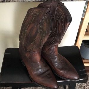 Gently Used ‘Billy Pull On’ Frye Boots!
